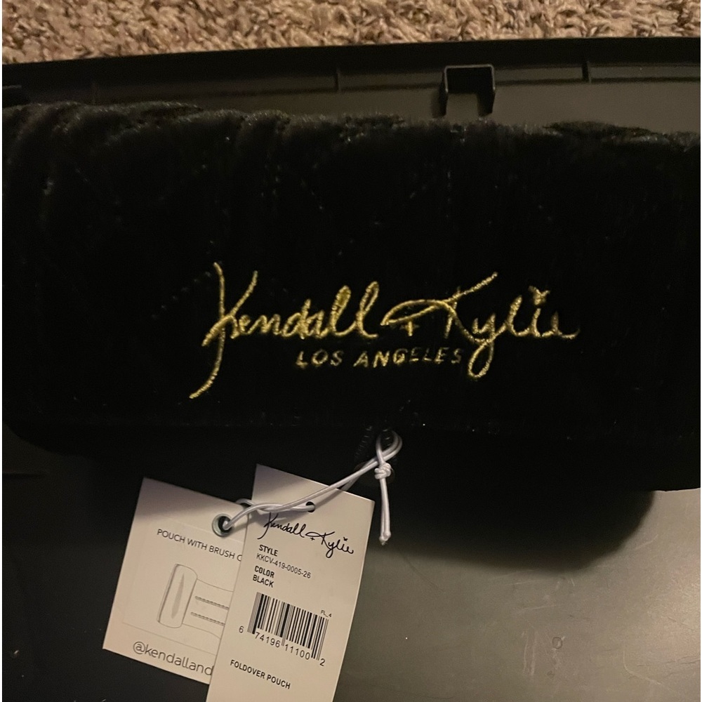 Kendall and Kylie black velvet round make up travel bag-NWT